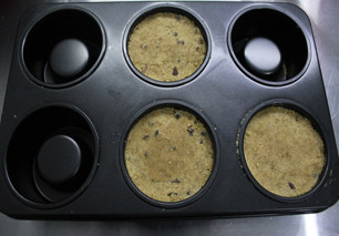 7、用可以吃的杯子装奶油——曲奇奶油杯 ,放入模具。