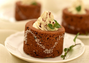 12、用可以吃的杯子装奶油——曲奇奶油杯 ,在挤上奶油，就可以了！