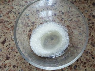 2、花式绿豆糕,将1/4糖与进口水饴麦芽糖称量好后，放入一个碗中备用