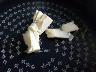 3、花式绿豆糕,不粘炒锅中放入1/4植物油和黄油