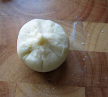 7、葵花酥 ,拍扁，包上豆沙馅，捏紧收口