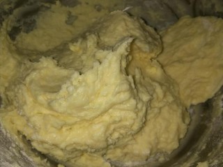 1、奶油曲奇,低筋面粉，淡奶油，黄油