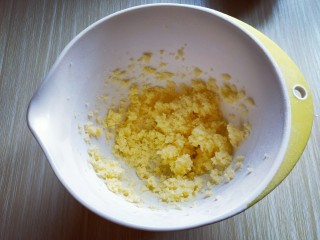 3、花生酱小饼干,将糖粉和黄油用刮刀搅拌均匀，再启动电动打蛋器，打至黄油蓬松，体积变大，颜色变淡即可。