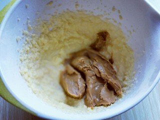 5、花生酱小饼干,加入花生酱。