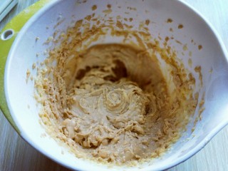 6、花生酱小饼干,继续启动电动打蛋器，打之黄油和花生酱均匀的融合。