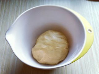 8、花生酱小饼干,再揉成面团，盖上保鲜膜，放入冰箱冷藏松弛15分钟。