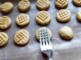 11、花生酱小饼干,再将叉子竖着再压下去，这样就有了方格的压痕。(也可以省略)