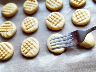 10、花生酱小饼干,首先用叉子横着压出印记，如图。