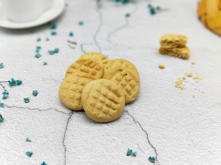 14、花生酱小饼干,烤好后戴上隔热手套，取出烤盘，凉一会儿即可食用。