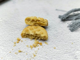 15、花生酱小饼干,酥的掉渣渣，下午茶来两块，搭配一杯花茶或者一杯咖啡，如此美妙。
