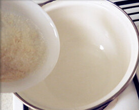 1、蓝莓乳酪蛋糕,将果冻里的鱼胶粉和糖混合，倒入水中混合均匀小火煮沸至糖化
