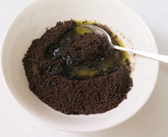 4、蓝莓乳酪蛋糕,倒入融化的黄油；混合均匀；