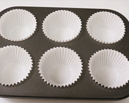 5、蓝莓乳酪蛋糕,倒入垫好纸托的模具中压实，冷藏备用