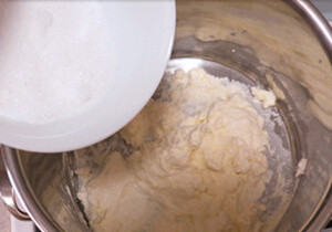 6、蓝莓乳酪蛋糕,奶油奶酪隔水加热软化，加入砂糖搅拌均匀；