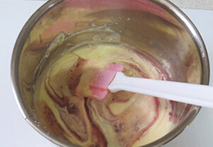 10、蓝莓乳酪蛋糕,倒回剩余的原味面糊中，拌几下