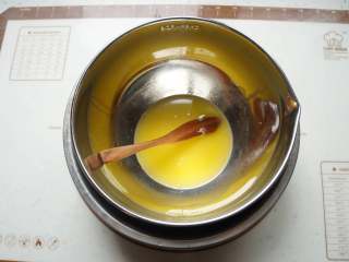 1、巧克力豆软曲奇,黄油隔水融化