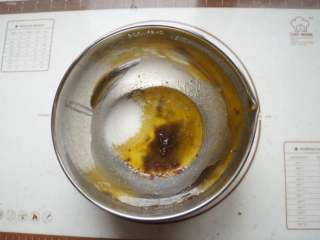 2、巧克力豆软曲奇,加入白糖和红糖搅拌均匀