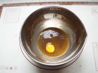 3、巧克力豆软曲奇,晾凉后打入鸡蛋拌匀