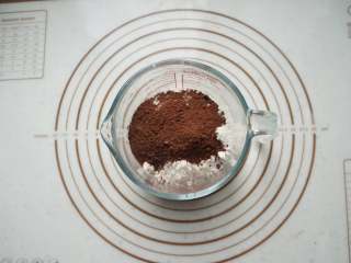 4、巧克力豆软曲奇,将可可粉,低粉,小苏打拌匀