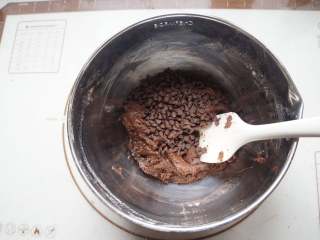 6、巧克力豆软曲奇,加入可可豆,大概拌匀