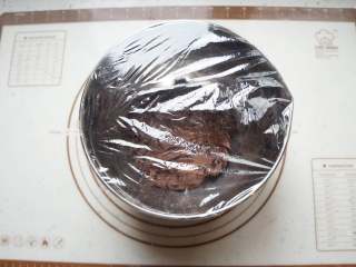 7、巧克力豆软曲奇,用保鲜膜敷口,放入冰箱冷藏1小时