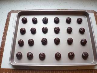 8、巧克力豆软曲奇,面团分成18克一个的剂子揉圆,均匀放在烤盘上,上面点缀几个巧克力豆
