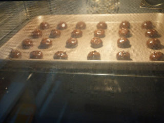 9、巧克力豆软曲奇,放入预热好180度烤箱中烘烤12分钟