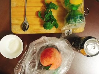 1、水蜜桃青柠薄荷苏打 夏日的小清新,准备好各种食材。