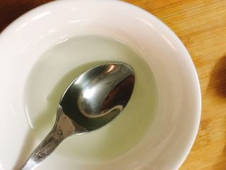 2、水蜜桃青柠薄荷苏打 夏日的小清新,白砂糖加少许热水搅拌融化，成浓糖水备用。