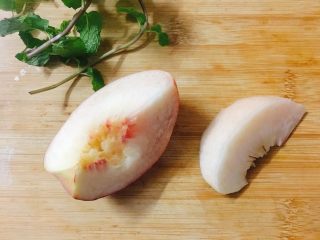 3、水蜜桃青柠薄荷苏打 夏日的小清新,水蜜桃洗净去皮。