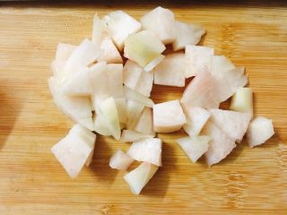 4、水蜜桃青柠薄荷苏打 夏日的小清新,切小丁备用。