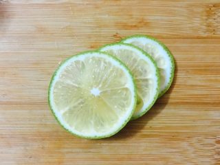 5、水蜜桃青柠薄荷苏打 夏日的小清新,青柠檬切片。