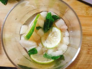 7、水蜜桃青柠薄荷苏打 夏日的小清新,加入浓糖水，用勺子搅拌均匀。