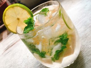9、水蜜桃青柠薄荷苏打 夏日的小清新,加点小装饰，完美！