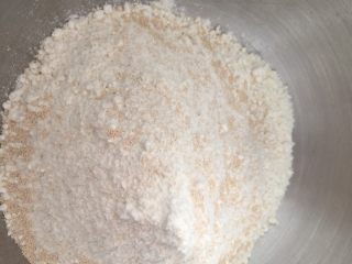 2、早餐麻酱核桃层层蒸糕,放入酵母