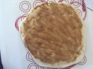 10、早餐麻酱核桃层层蒸糕,均匀地涂上一层芝麻酱糊，四周不涂。我不小心涂到一边去了…