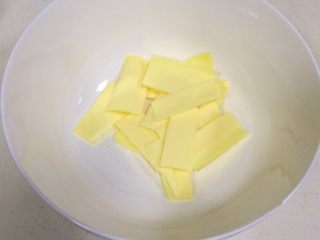 1、肉松饼干,黄油切片软化。