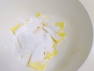 2、肉松饼干,黄油好软化后加入糖粉。
