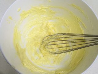 3、肉松饼干,用手动打蛋器稍微打发一下，看到颜色发白，比较蓬松，就可以了，不要打发过度。