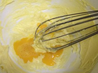 4、肉松饼干,分3次加入鸡蛋液，用打蛋器搅打均匀。