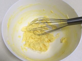 5、肉松饼干,每一次搅打均匀后再加入下一次的蛋液。