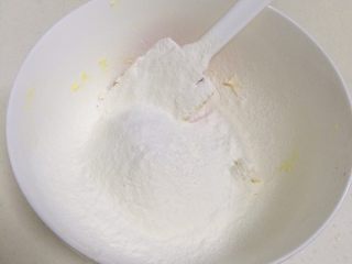 6、肉松饼干,把低筋面粉筛入碗内。