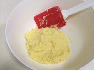 7、肉松饼干,用刮刀搅拌至无干粉状态。