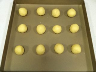 8、肉松饼干,将面团分成16等份的小剂子。（我这里还没分完就拍了图，实际分16份）