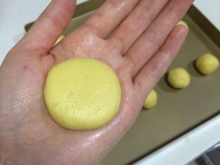 11、肉松饼干,收好口后按扁，变成小圆饼，开口面朝下。
