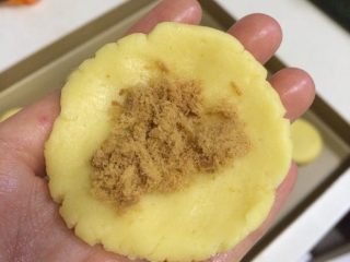 9、肉松饼干,取一份搓圆按压平，放上适量的肉松。