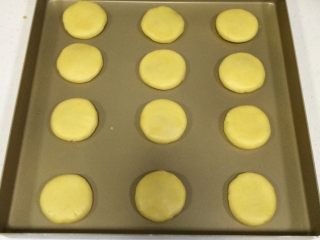 12、肉松饼干,整好形一一摆入不粘烤盘内，如果不是不粘烤盘，记得垫好油纸。