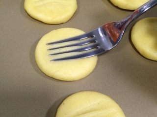 13、肉松饼干,用叉子在表面压制出纹路（做个造型，可以不做）