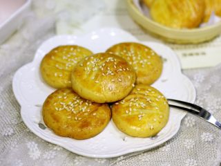 15、肉松饼干,喜欢撒芝麻的可以撒些。