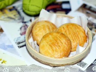 16、肉松饼干,出炉记得放凉后吃起来口感才会酥松。